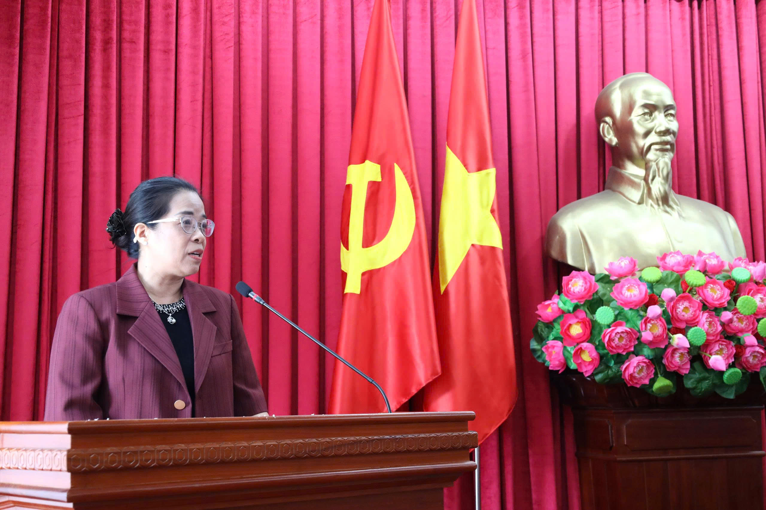 Đồng chí Huỳnh Thị Chiến Hòa, Phó Bí thư Tỉnh ủy, Trưởng Ban Chỉ đạo công tác thông tin đối ngoại tỉnh phát biểu kết luận Hội nghị.